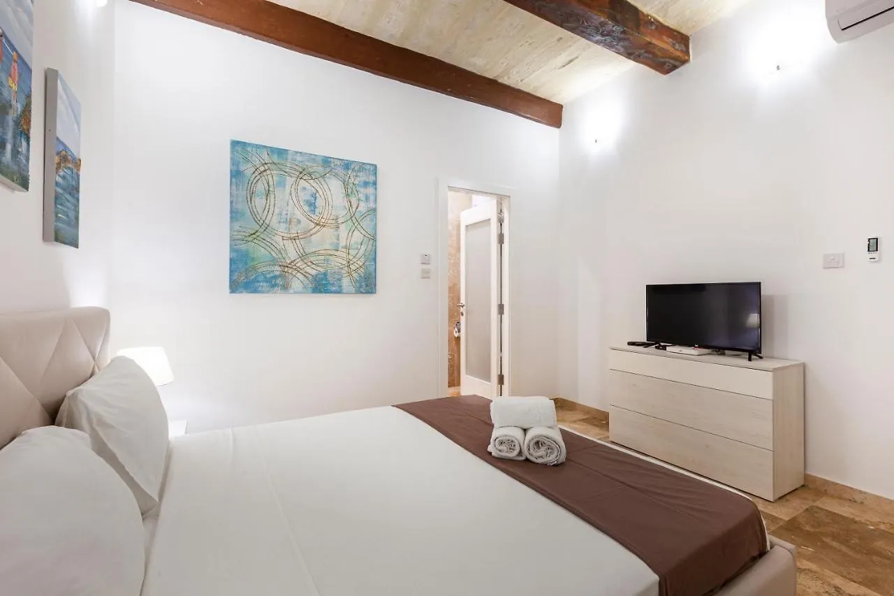 Designer Home With Comfy Sofa In Central Valletta By 360 Estates 0*,  Malta