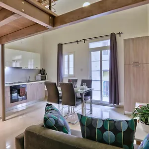 Charming 1 Bedroom Off Republic Street Sleeps 4 Valletta